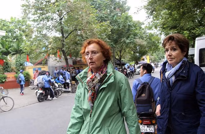 Foreigner tourists also wrapped themselves with warm clothes to corp with winter in Vietnam