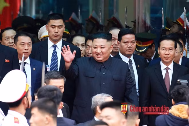 Chairman of DPRK Kim Jong Un waving at people in Dong Dang train station.