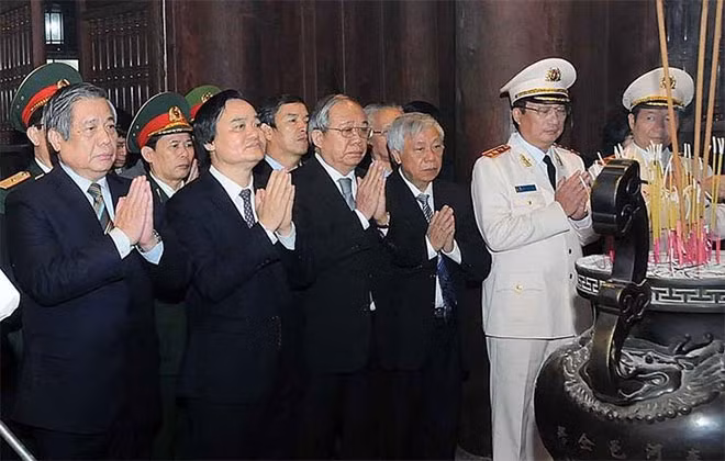 Mr. Phung Xuan Nha and participants visiting the Temple of Literature in Hanoi, paid tribute and respect to the late cultural celebrities of Vietnam