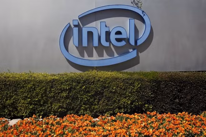The logo of Intel, the world's largest chipmaker, is seen at their offices in Jerusalem, April 20, 2016. Photo: REUTERS/Ronen Zvulun/File Photo