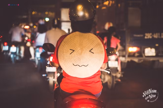 Emoticons helped convey the sensation of actually being in Vietnam. Here, a hat suggests the terror and exhilaration of driving in Ho Chi Minh City.