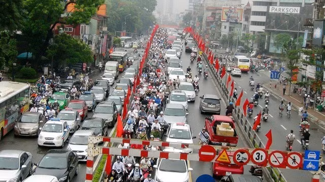 The government has agreed with Hanoi’s proposal to charge private vehicles that enter frequently congested areas across the capital city. (Photo: dantri.com.vn)