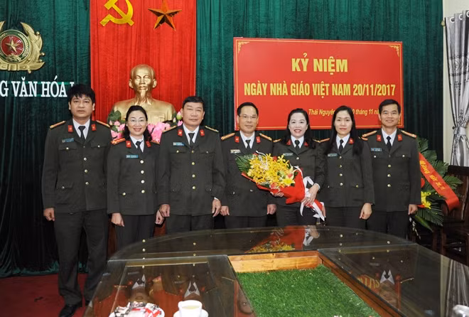 Senior Colonel Tran Thanh Phong, Deputy Editor-in-Chief of the CAND Newspaper congratulates the Specialized High School 1 of the Public Security.