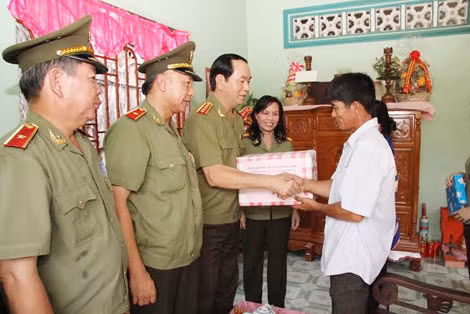Minister Tran Dai Quang always took special care for wounded soldiers, martyrs’ families, policy beneficiaries and national contributors. During a working trip to Can Tho and Ho Chi Minh City on July 22, 2015, Minister Tran Dai Quang and the working delegation also came to Binh Thanh Hamlet, Binh Khanh Commune, Can Gio District, Ho Chi Minh City to pay tribute to heroic martyr Nguyen Van Ai, former police officer of Duyen Hai District (known as Can Gio District). He bravely sacrificed when chasing a reactionary in September 1977. Minister Tran Dai Quang always took special care for wounded soldiers, martyrs’ families, policy beneficiaries and national contributors. During a working trip to Can Tho and Ho Chi Minh City on July 22, 2015, Minister Tran Dai Quang and the working delegation also came to Binh Thanh Hamlet, Binh Khanh Commune, Can Gio District, Ho Chi Minh City to pay tribute to heroic martyr Nguyen Van Ai, former police officer of Duyen Hai District (known as Can Gio District). He bravely sacrificed when chasing a reactionary in September 1977.