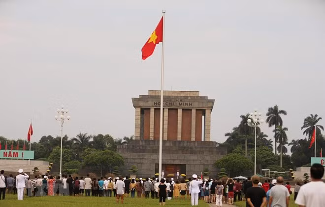 As many as 50,066 people, including 1,462 foreigners, paid tribute to President Ho Chi Minh at his mausoleum in Hanoi during the National Day holiday which lasts from August 31 to September 2. (Photo: VNA) As many as 50,066 people, including 1,462 foreigners, paid tribute to President Ho Chi Minh at his mausoleum in Hanoi during the National Day holiday which lasts from August 31 to September 2. (Photo: VNA)