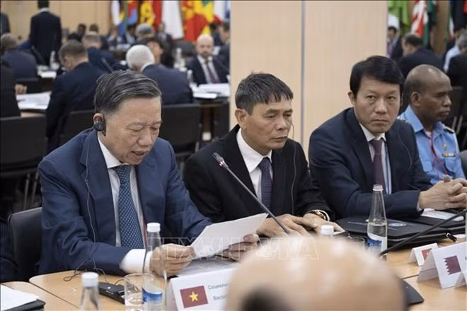 Minister of Public Security Gen. To Lam (first from left) delivers a speech at the event (Photo: VNA) Minister of Public Security Gen. To Lam (first from left) delivers a speech at the event (Photo: VNA)