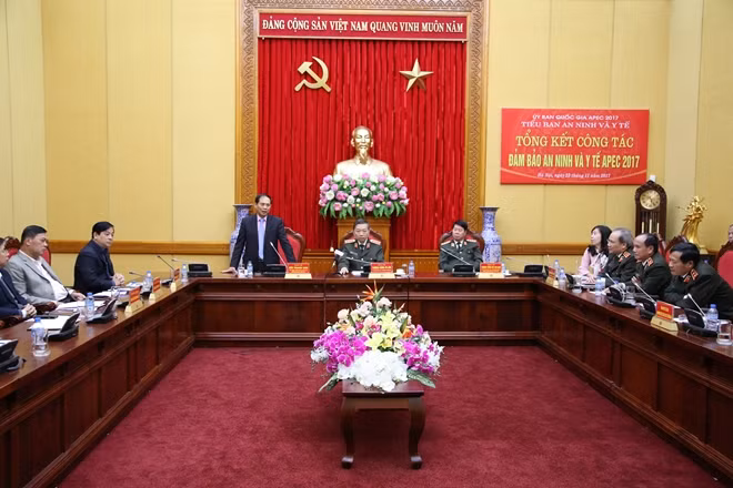 Standing Deputy Foreign Minister Bui Thanh Son, Member of the Party Central Committee, Head of the APEC 2017 National Secretariat speaking at the event.