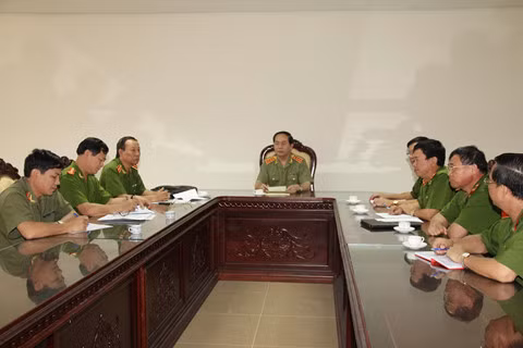 Also in July 2015, another murder happened in Tuong Duong District, Nghe An. As Vi Van Hai, the murderer, killed 4 people brutally, the case made the public so worried and concerned. Minister Tran Dai Quang once again came to the scene and directly led the investigation. The case was successfully finished as the murderer was arrested after a while, which relieved the anxiety of the people across the country . Also in July 2015, another murder happened in Tuong Duong District, Nghe An. As Vi Van Hai, the murderer, killed 4 people brutally, the case made the public so worried and concerned. Minister Tran Dai Quang once again came to the scene and directly led the investigation. The case was successfully finished as the murderer was arrested after a while, which relieved the anxiety of the people across the country .