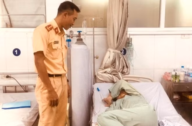 The police officers took the victim to hospital for treatment.