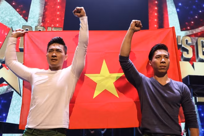 The Giang Brothers hold Vietnam’s national flag. Photo: Tuoi Tre