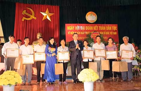 Minister To Lam awarding the title "Exemplary grandparents and parents, faithful children and dutiful grandchildren" to Dinh Du households Minister To Lam awarding the title "Exemplary grandparents and parents, faithful children and dutiful grandchildren" to Dinh Du households