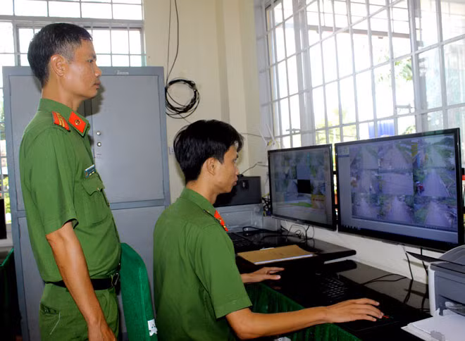 Magic eye monitoring security and order brings practical results in several wards of Vi Thanh city.
