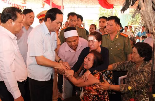 Residents of Minh Hung Commune (Chon Thanh District, Binh Phuoc) were shocked at a murder case that caused 6 people dead on July 7, 2015 in Quoc Anh Wood Manufacturer. On the next day, Minister of Public Security Tran Dai Quang arrived at the scene and directed involved police forces in investigating the case. He also visited and extended deep condolences to relatives of the victims. With his sound leadership, the police force shortly found and arrested the murderer. Residents of Minh Hung Commune (Chon Thanh District, Binh Phuoc) were shocked at a murder case that caused 6 people dead on July 7, 2015 in Quoc Anh Wood Manufacturer. On the next day, Minister of Public Security Tran Dai Quang arrived at the scene and directed involved police forces in investigating the case. He also visited and extended deep condolences to relatives of the victims. With his sound leadership, the police force shortly found and arrested the murderer.