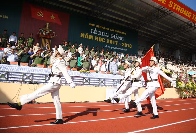 At the opening ceremony, students of the PPA performed an impressive parade in a solemn atmosphere.