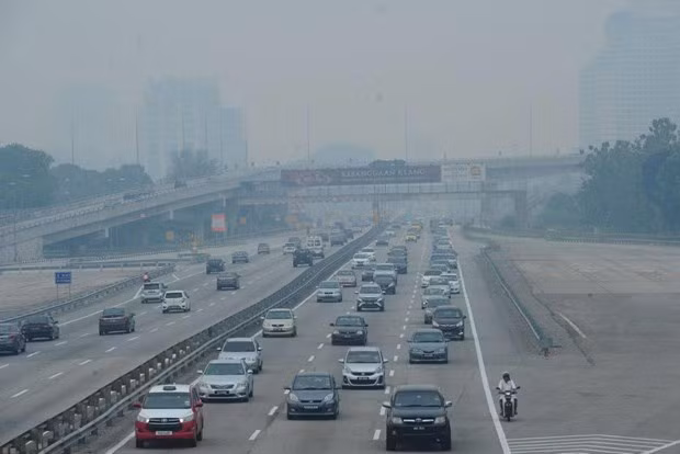 Haze blankets the sky along the Federal Highway near Shah Alam in Malaysia (Photo: Bernama) Haze blankets the sky along the Federal Highway near Shah Alam in Malaysia (Photo: Bernama)