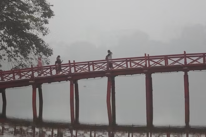 The Huc Bridge in the morning.