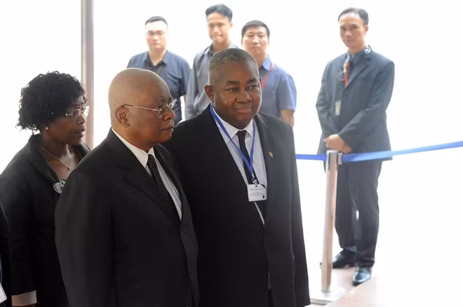 A delegation of the Republic of Mozambique led by former President Armando Emilio Guebuza attends the funeral.
