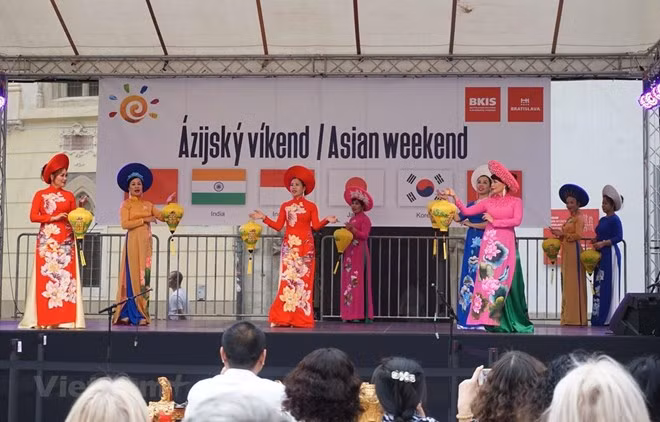 Performance of Vietnamese traditional dress "Ao dai" at the festival (Photo: VNA) Performance of Vietnamese traditional dress "Ao dai" at the festival (Photo: VNA)