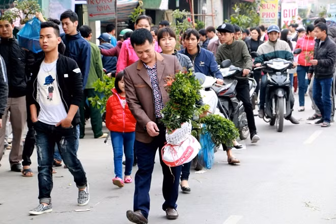 While many are still coming to Vieng market, some have purchased satisfactory items and starting going home.