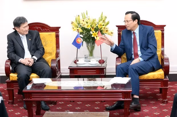Minister of Labour, Invalids and Social Affairs Dao Ngoc Dung (right) and ASEAN Secretary General Lim Jock Hoi (Photo: VNA)