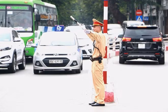 The actual outdoor temperature even exceeds 42°C. Despite the harsh weather, Hanoi traffic police officers still work under the sun, guiding traffic flows at key traffic intersections.