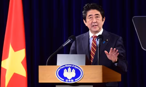 Prime Minister Shinzo Abe speaking with Vietnamese media.