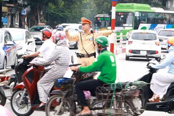 At the Hang Bong – Cua Nam intersection, traffic police officers start working from the early morning.