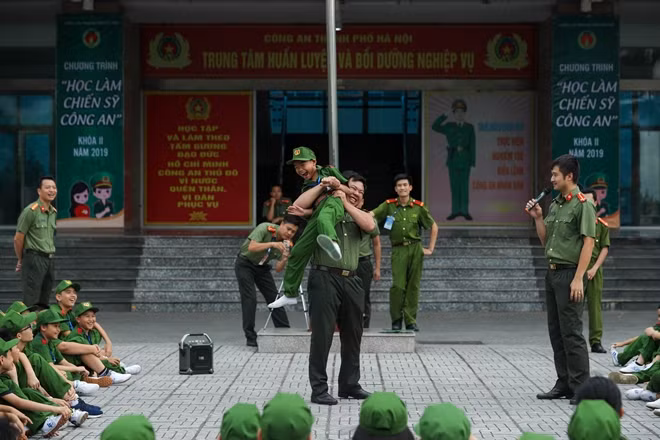 The children are excited to practice unarmed line-up regulations and the 25-move martial arts lesson for the first time. The children are excited to practice unarmed line-up regulations and the 25-move martial arts lesson for the first time.