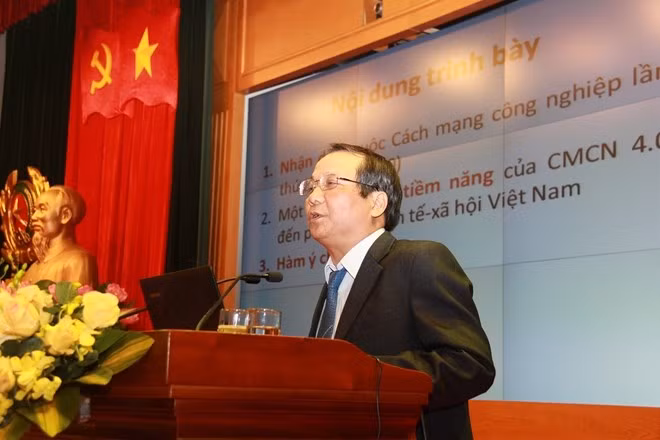 Dr. Nguyen Thang, Director of the Central for Analysis and Forecast speaking at the event.