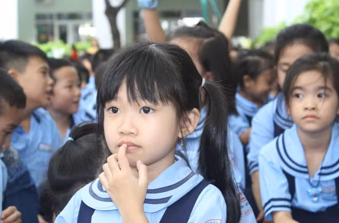 Together with students nationwide, on the morning of September 5, 1.7 million students in Ho Chi Minh City entered the new school year. The city saw an increase of nearly 76,000 students in the school year 2019-2020 compared to 2018.