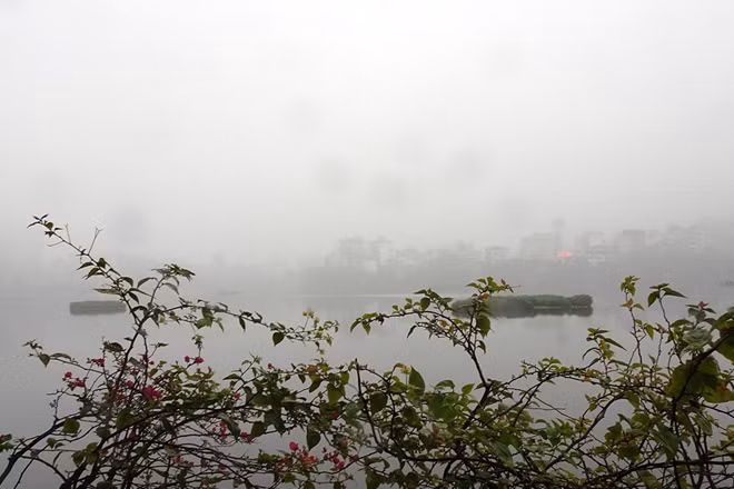 West Lake and Guom Lake seemed to disappear in the fog. Thick fog occupied every street, creating mystical views.