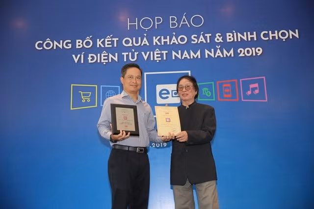Nguyen Ba Diep (L), executive vice chairman and founder of MoMo, receives a certificate for the most popular electronic wallet in Vietnam in 2019. (Photo courtesy of the organiser)