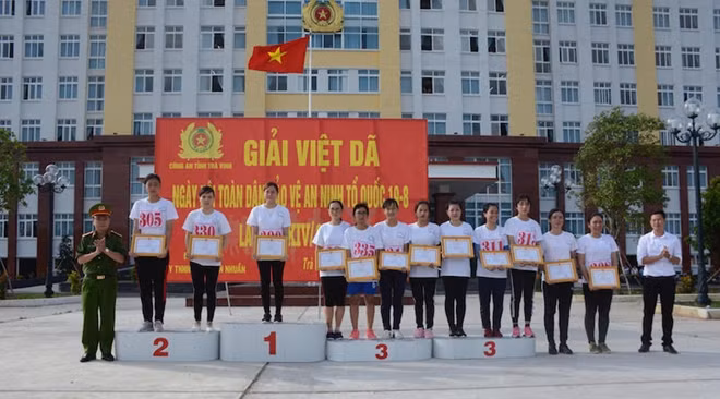 The organizer awarded Certificates of Merit from the Director of the Tra Vinh Provincial Police Department to 36 male and female athletes.