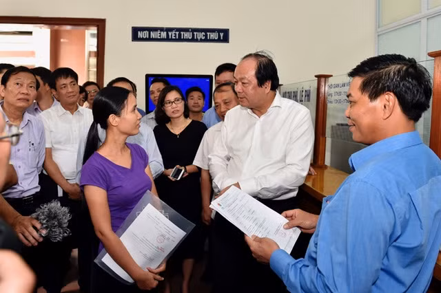 Minister and Chairman of the Government Office Mai Tien Dung, head of the PM’s working group, inspects the specialised inspection operations at the Hai Phong port. (Photo: VGP)