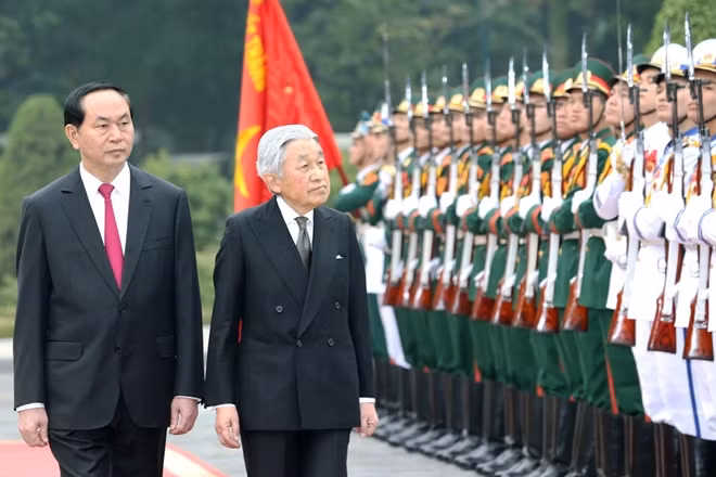 President Tran Dai Quang and Japanese Emperor Akihito inspect the Guard of Honor at the official welcoming ceremony at the Presidential Palace in Hanoi.