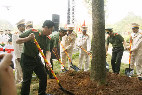 Lieutenant General Nguyen Van Thanh and representatives planting saplings in the campus. Lieutenant General Nguyen Van Thanh and representatives planting saplings in the campus.