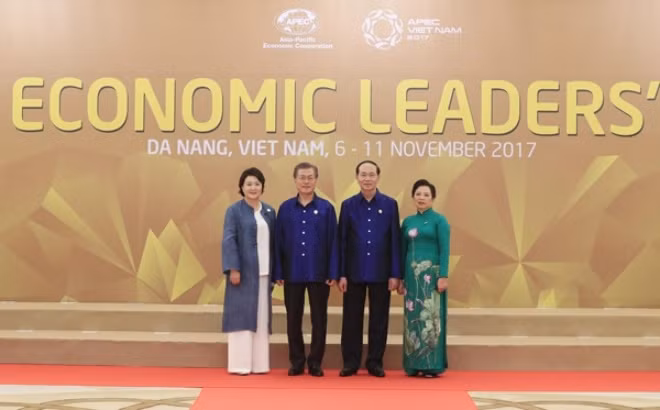 President Tran Dai Quang and his spouse receive President of Republic of Korea Moon Jae-in and spouse at the dinner party organized on November 10, 2017 during the APEC Summit Week in Da Nang.