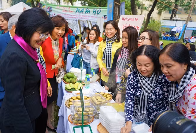 This was an opportunity for foreign diplomats and international friends to exchange with local people, enhancing mutual understanding and introducing the tourism and cuisine of participating countries. The festival also offered chance for Vietnamese enterprises to promote their brands to international friends.