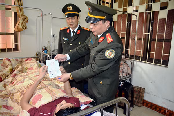 Quang Ninh Police handing passport a patient.