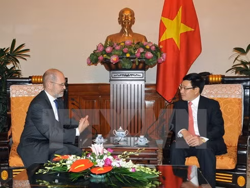 Deputy Prime Minister Pham Binh Minh (R) and Peter Tichansky, President of the US-based Business Council for International Understanding