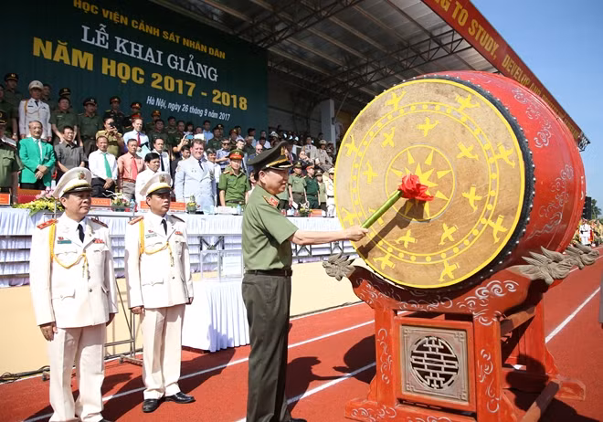 Minister To Lam beat the symbolic drum to open the new school year. He also urged the PPA to continue to innovate and improve the quality of education and training in order to promote its position as a major center for training and research in the public security forces and in the country.
