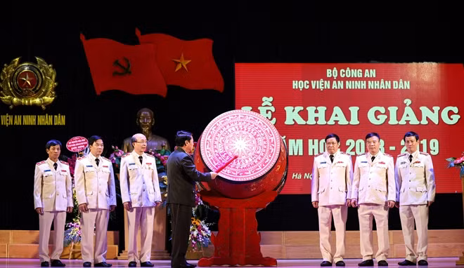 Senior Lieutenant General Bui Van Nam beat the symbolic drum to open the new school year.