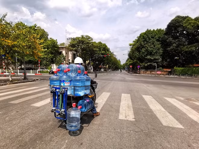 In pictures: Scorching heat strikes Hanoi ảnh 8