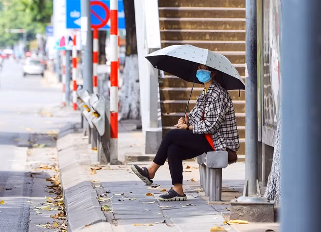 In pictures: Scorching heat strikes Hanoi ảnh 5