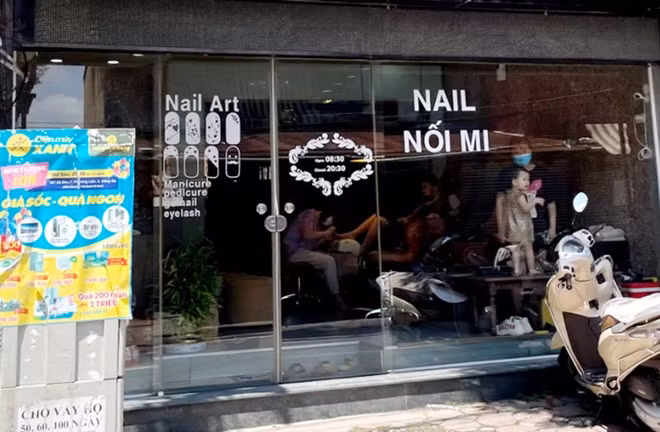 A dispatch issued by Chairman of the municipal People’s Committee Chu Ngoc Anh says food and beverage facilities can only allow takeaways, and hair salons and beauty parlors are requested to temporarily close. However, a beauty shop on Dang Van Ngu street still opens on May 26.