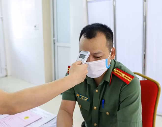 Public security officers get vaccinated against COVID-19 ảnh 4