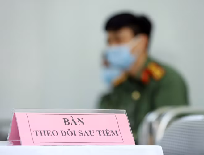 Public security officers get vaccinated against COVID-19 ảnh 11