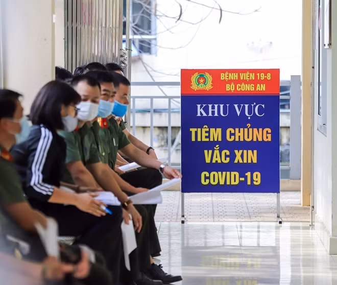 Public security officers get vaccinated against COVID-19 ảnh 1