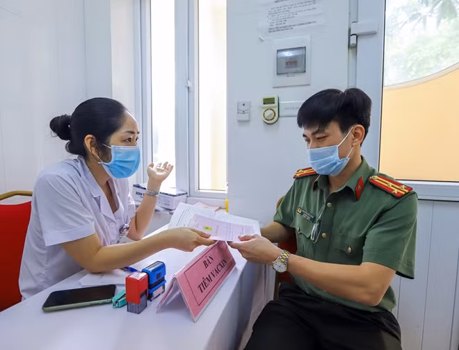 Public security officers get vaccinated against COVID-19 ảnh 9