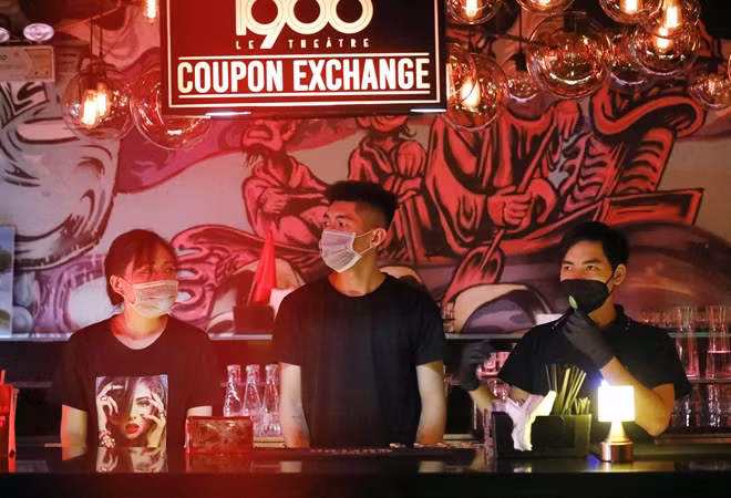 The inspection was carried out in some bars, restaurants and karaoke bars located in some populous streets such as Ta Hien, Luong Ngoc Quyen and Hang Buom.